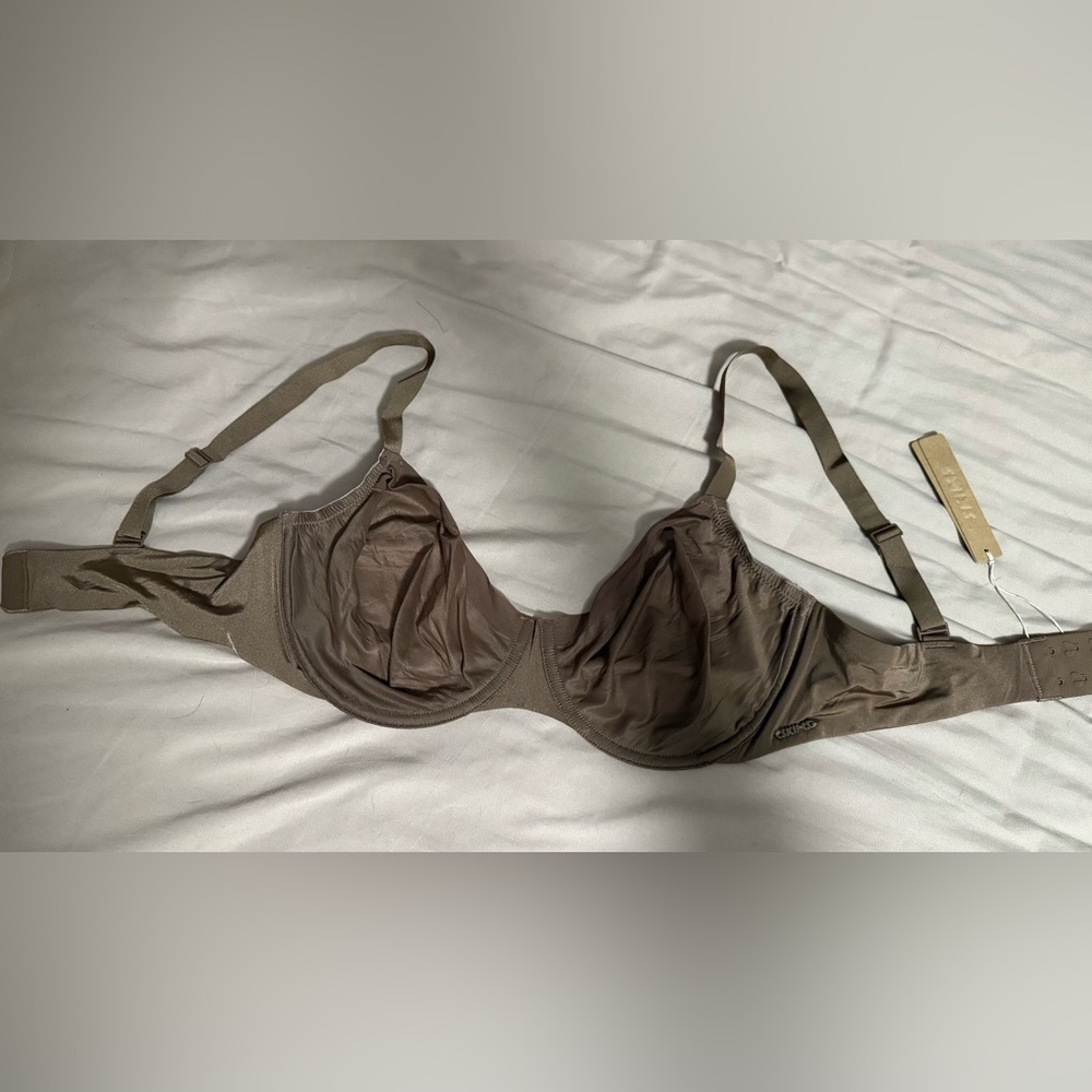 SKIMS No Show Molded Unlined Demi Bra in Jasper